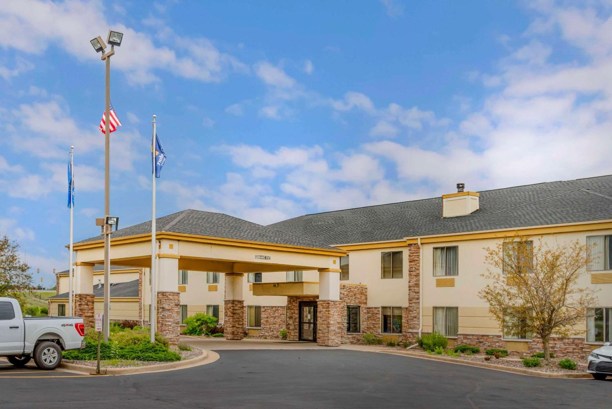 Comfort Inn & Suites Black River Falls I-94 Exterior photo